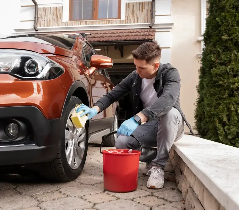 Lavage auto à domicile Vertaizon : professionnel intervenant sur un véhicule
